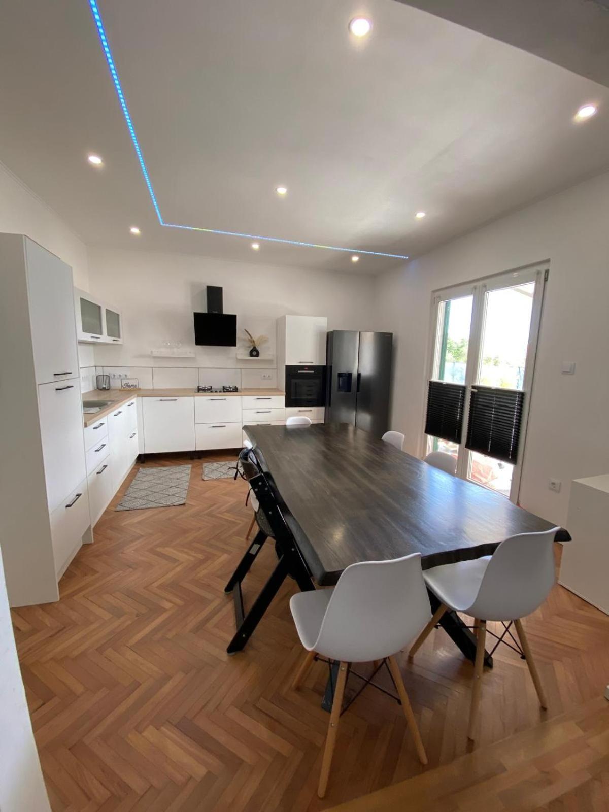 Apartment Milena Kastela Mit Whirlpool Buitenkant foto